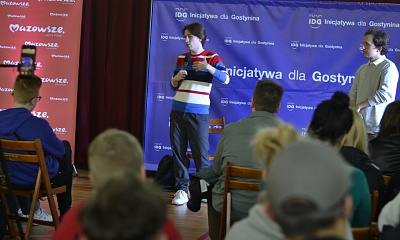 Sala gostynińskiego Liceum pękała w szwach. Marcin Kruszewski z  kanału "Prawo Marcina" odpowiadał na pytania młodzieży